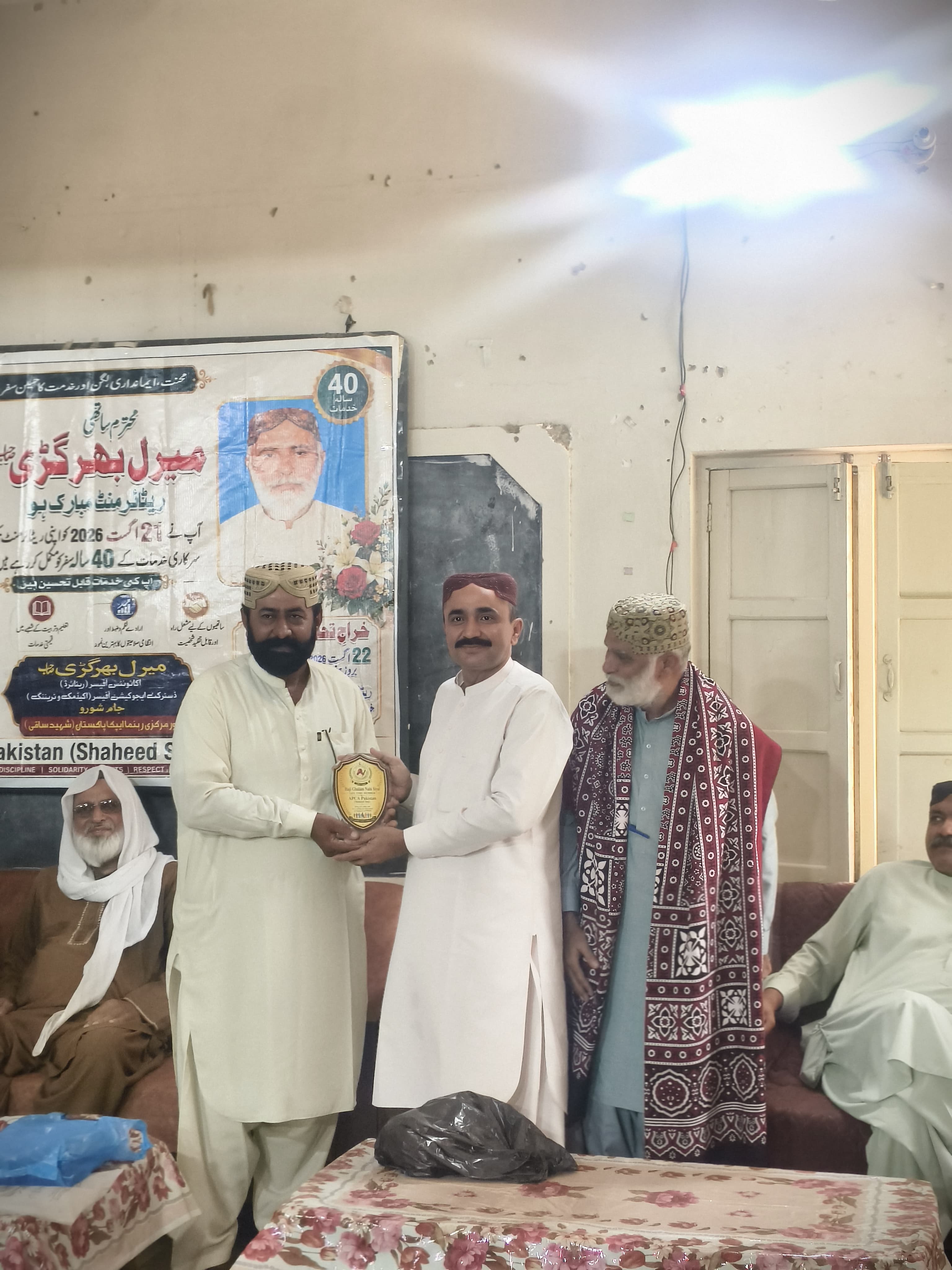 مسثر غلام نبی سیال کو تاحیات ممبر شپ کی شیلڈ دی گئی